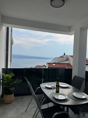 تناول الطعام بالخارج