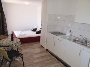 Iron/ironing board, free WiFi, bed sheets