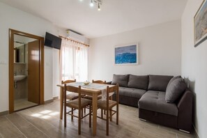 TV - Apartment in Privlaka with Seaview, Balcony, Air condition, WIFI (3598-1) (Privlaka)