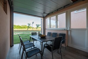 Outdoor dining - Apartment in Privlaka with Seaview, Balcony, Air condition, WIFI (3598-1) (Privlaka)