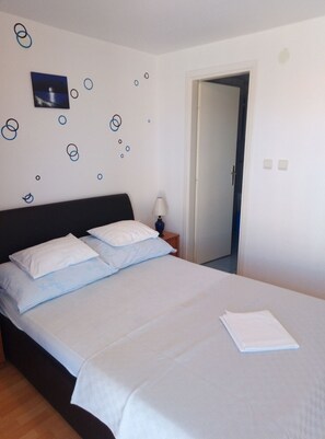 1 habitación, tabla de planchar con plancha, wifi gratis y ropa de cama 