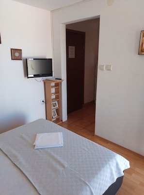 1 chambre, fer et planche à repasser, Wi-Fi gratuit, draps fournis
