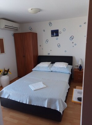 1 habitación, tabla de planchar con plancha, wifi gratis y ropa de cama
