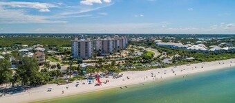 El condominio recientemente renovado está a unos pasos de Barefoot Beach y Lover's Key