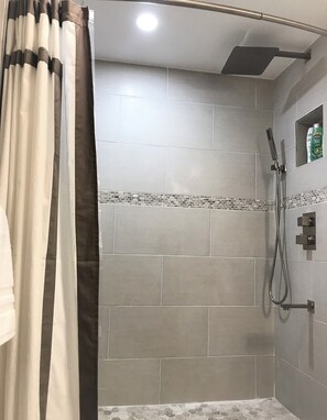 Haartrockner, Handtücher, Seife, Shampoo