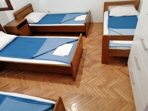 3 bedrooms, free WiFi, bed sheets, wheelchair access