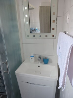 Badewanne, Haartrockner, Handtücher