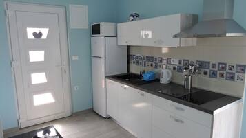 Een koelkast, een magnetron, een kookplaat, een vaatwasser