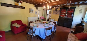 Dining - Cottage with private pool, located close to the natural reserve of the Apuan Alps (Pescaglia)