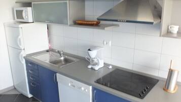 Køleskab, mikrobølgeovn, kogeplade, opvaskemaskine