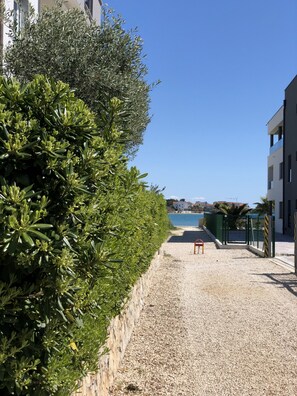 Property grounds - Apartment in Sukošan with Seaview, Terrace, Air condition, WIFI (3495-2) (Sukošan)