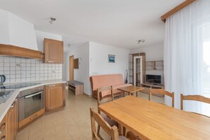 Interior - Apartment in Sukošan with Seaview, Terrace, Air condition, WIFI (3495-2) (Sukošan)