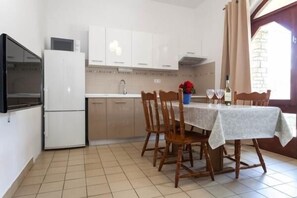 Geladeira, micro-ondas, cooktop, lava-louças
