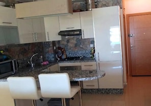 Réfrigérateur, four à micro-ondes, un four, surface de cuisson