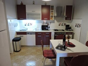 Kühlschrank, Mikrowelle, Ofen, Herdplatte