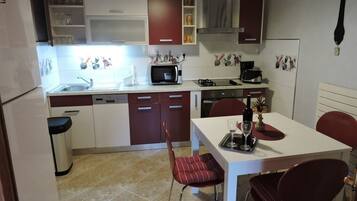 Een koelkast, een magnetron, een oven, een kookplaat