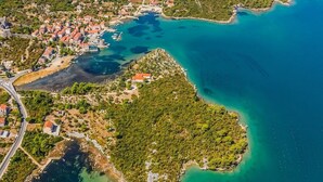 An aerial view of a coastal town with a central island, clear turquoise waters, and a mountainous backdrop. - Apartment in Orebić with Seaview, Terrace, Air condition, WIFI (829-1) (Orebic)