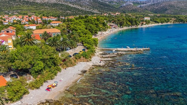 A coastal town with a beach, clear blue sea, and rocky shoreline. - Apartment in Orebić with Seaview, Terrace, Air condition, WIFI (829-1) (Orebic)