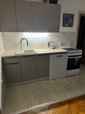 Een koelkast, een microgolfoven, een oven, een kookplaat