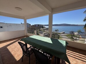 Outdoor dining - Apartment in Seline with Seaview, Terrace, WIFI, Washing machine (4209-2) (Seline)