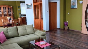 A living room with a green sofa, a coffee table, and a TV stand with decorative items. - Apartment in Kali with Seaview, Terrace, Air condition, WIFI (4573-1) (Kali)