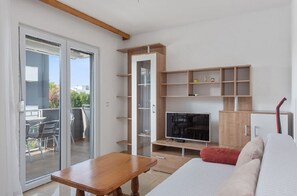 TV - Apartment in Sukošan with Seaview, Terrace, Air condition, WIFI (3495-3) (Sukošan)