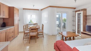 A compact living space with a kitchenette, dining area, and a balcony. - Apartment in Sukošan with Seaview, Terrace, Air condition, WIFI (3495-3) (Sukošan)
