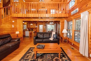 TV, fireplace, DVD player, table tennis - Mtn View, Hot Tub, Resort Pool, Putt Putt, Golf, Fishing, Hiking! 5mi to town! (Sevierville)