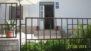 Un edifici amb un rètol que diu "137 BARDOUL" i "APARTAMENTS".