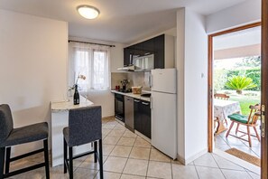 Een koelkast, een oven, een kookplaat, een vaatwasser