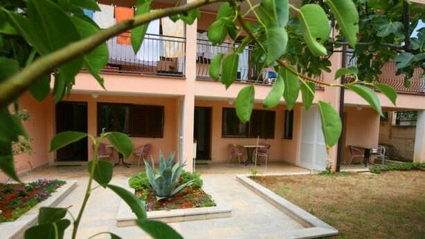 A courtyard with a building, outdoor seating, and plants. - Studio apartment in Poreč with Balcony, Air condition, WIFI (3794-6) (Porec)