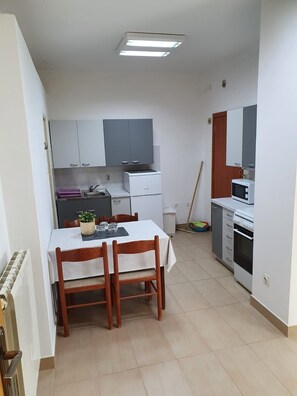 Fridge, oven, stovetop, dishwasher