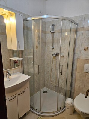 Douche, sèche-cheveux, serviettes fournies