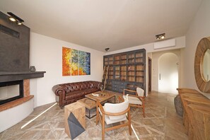 Una televisión, una chimenea