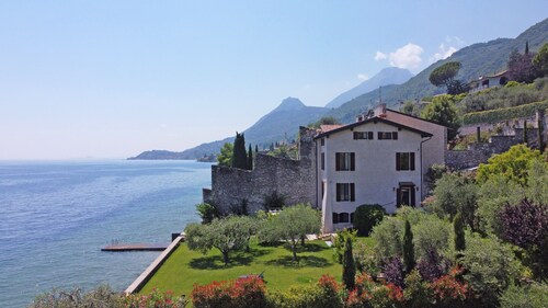 Villa de luxe en front de mer avec vue imprenable sur le lac, exclusive et privée, bouée incluse