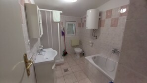 Bathtub - Apartment in Kustici with Seaview, Balcony, Air condition, WIFI (3597-3) (Kustici)