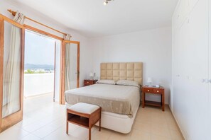 3 slaapkamers, een strijkplank/strijkijzer, gratis wifi, beddengoed