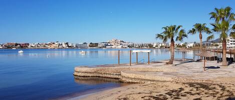 Una spiaggia nelle vicinanze