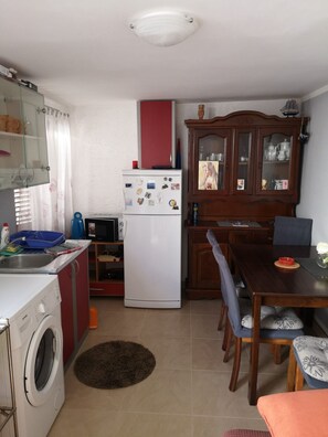 Fridge, microwave, oven, electric kettle - Apartment in Stanići with Seaview, Balcony, Air condition, WIFI (634-2) (Stanici)