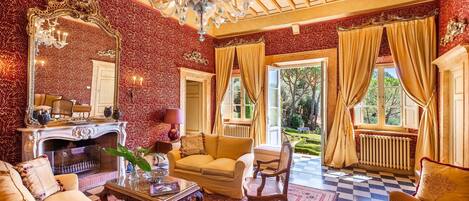 Téléviseur, foyer, lecteur de DVD, table de ping-pong