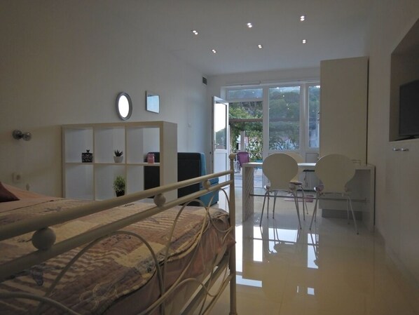 Tabla de planchar con plancha, wifi gratis y ropa de cama 