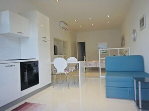 Een strijkplank/strijkijzer, gratis wifi, beddengoed
