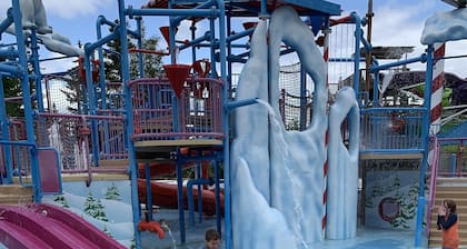 F3 Well appointed Townhome, short walk to Mount Washington Hotel, minute to ski area, Dog friendly!