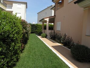 Property grounds - Studio apartment in Premantura with Seaview, Air condition, WIFI, Washing machine (3352-30) (Premantura)