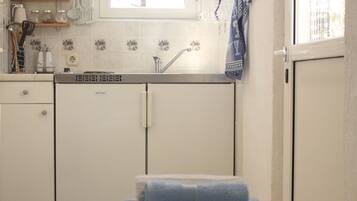 Iron/ironing board, bed sheets