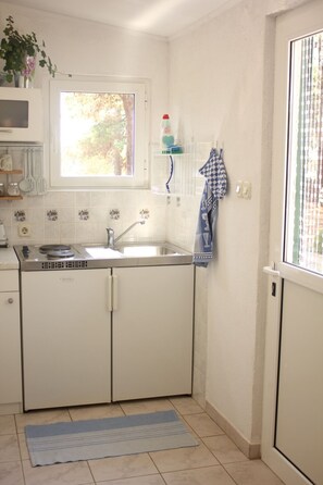 Fridge, stovetop, dishwasher, toaster