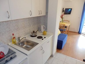 Refrigerador, parrilla de estufa y utensilios de cocina