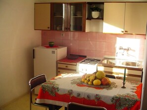 Geladeira, cooktop, lava-louças, cadeirão de bebê