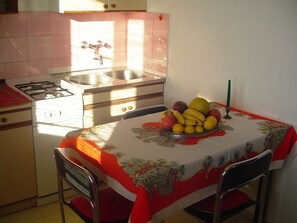 Frigorifero, piano cottura, lavastoviglie, seggiolone