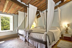 6 chambres, fer et planche à repasser, lit de bébé portatif